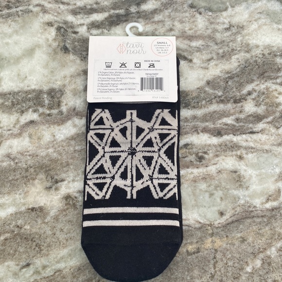 Tavinoir Pilates and yoga sticky bottom socks. NWT - Picture 3 of 5